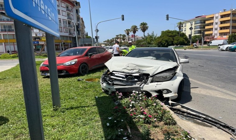 Gazipaşada iki otomobil çarpıştı: 2si çocuk 4 kişi yaralandı