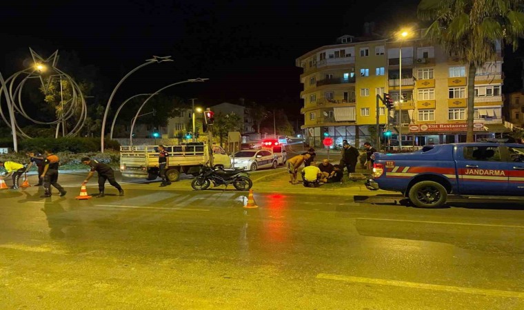 Gazipaşada kamyonet ile motosiklet çarpıştı : 1 yaralı