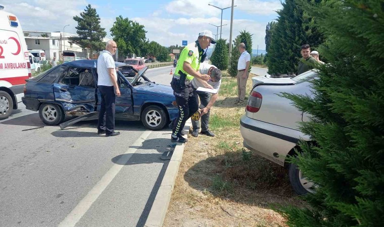 Gedizdeki trafik kazasında 3 kişi yaralandı