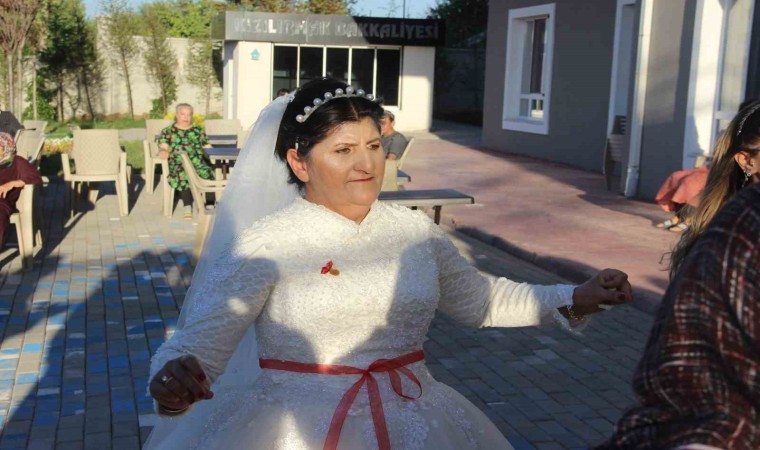 Gelinlik hayali gerçek oldu, yeniden nikah masasına oturdu