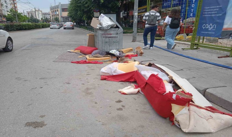 Gelişigüzel atılan kanepe parçaları ‘Böyle çöp mü atılır? dedirtti