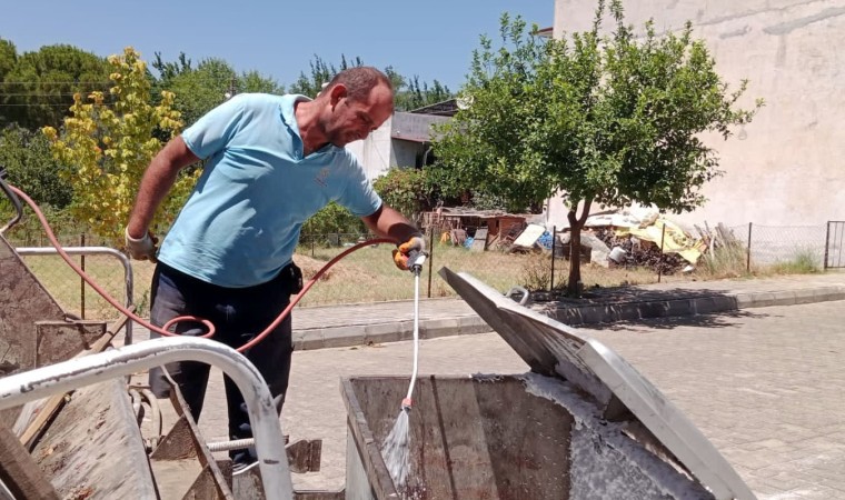 Germencikte çöp konteynerleri temizleniyor