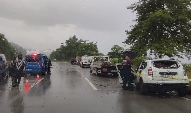 Giresunda karşı şeride geçen otomobil minibüsle çarpıştı: 1 ölü, 10 yaralı