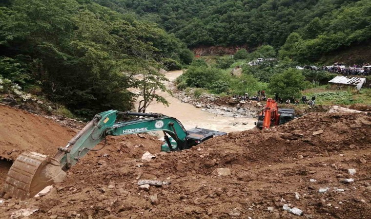 Giresunda yağış nedeniyle meydana gelen göçük altında kalan işçiden umut kesiliyor