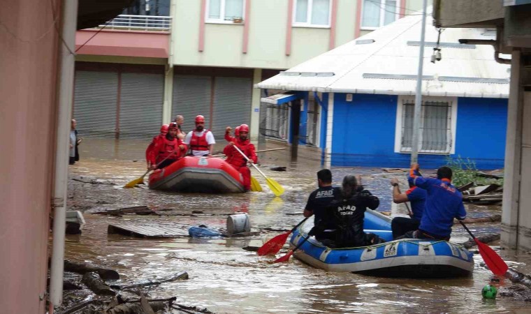 Giresunun Piraziz ilçesinde Abdal Deresi taştı, ev ve iş yerlerinde mahsur kalan vatandaşlar botlarla kurtarıldı