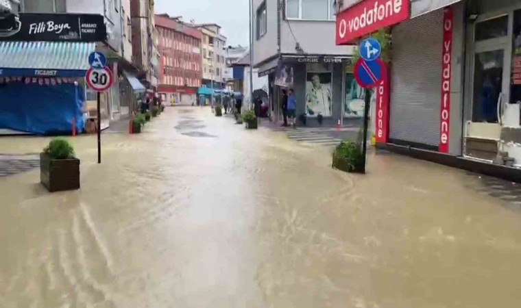 Gökçebey ilçe merkezini su bastı