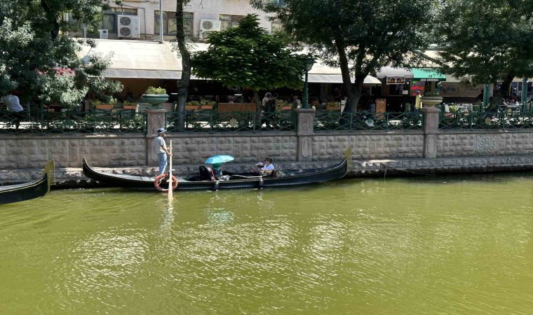 Gondol turu yaparken şemsiye açtı