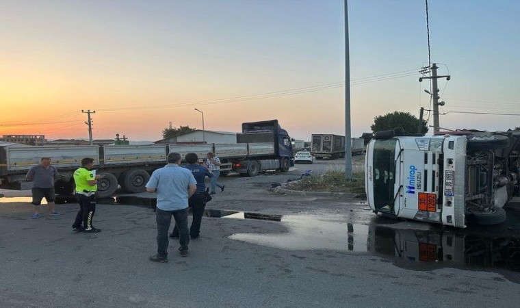 Gönende mazot yüklü tanker ile tır çarpıştı, sürücüler yaralandı