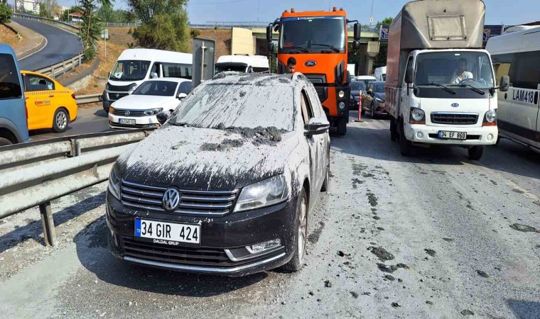 Hafriyat kamyonu ani fren yaptı, beton harcı otomobilin üzerine döküldü