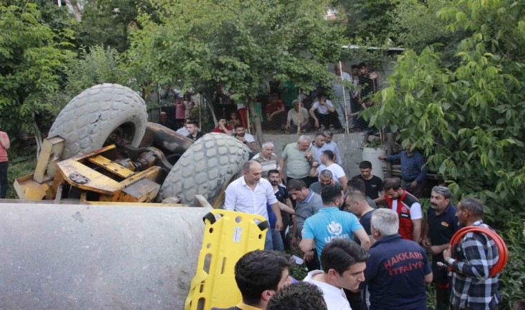 Hakkaride devrilen iş makinesinin altında kalan çocuk yaralandı