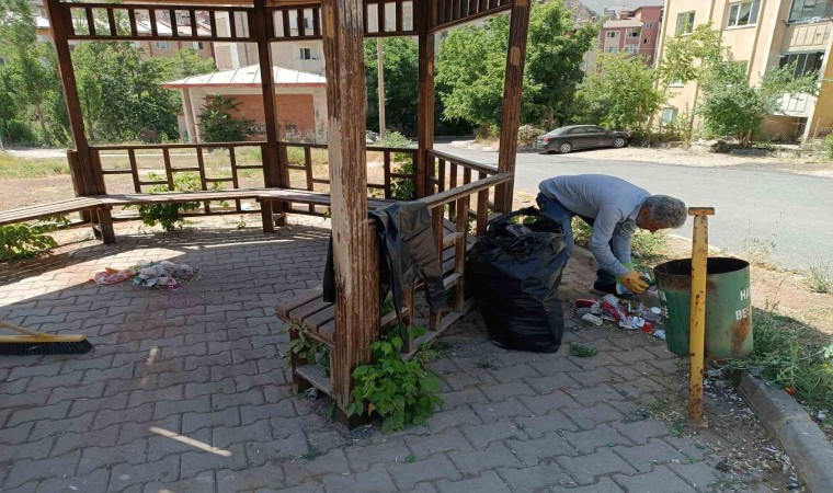 Hakkarideki parklar çöplerden temizlendi