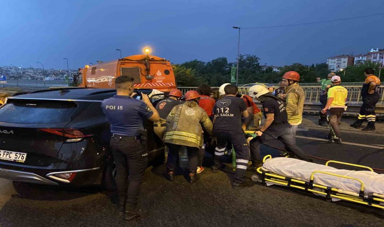 Haliç Köprüsünde otomobiliyle belediye aracına çarpan sürücü kaçtı, 1 kişi ağır yaralandı