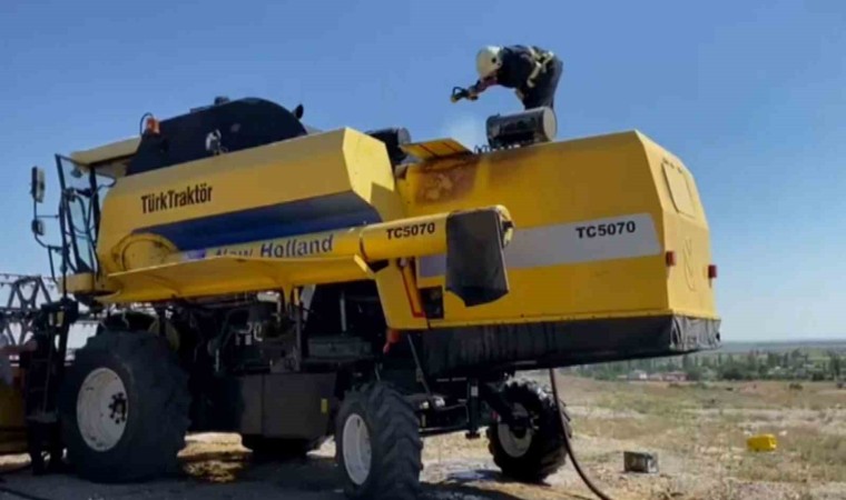 Hasat sırasında arızalanan biçerdöverde çıkan yangın büyümeden söndürüldü