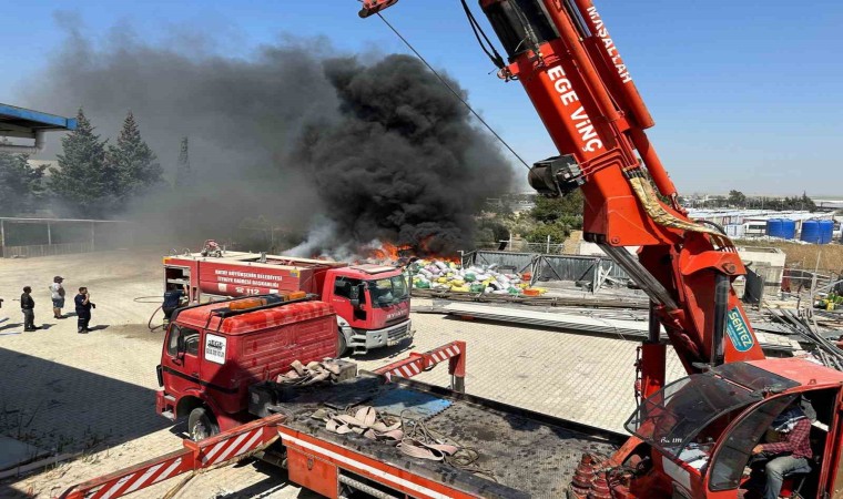 Hatayda kauçuk fabrikası önünde yangın