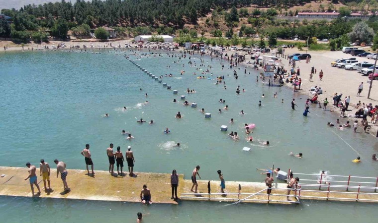 Hazar Gölündeki plajlar Ege ve Akdenizi aratmıyor