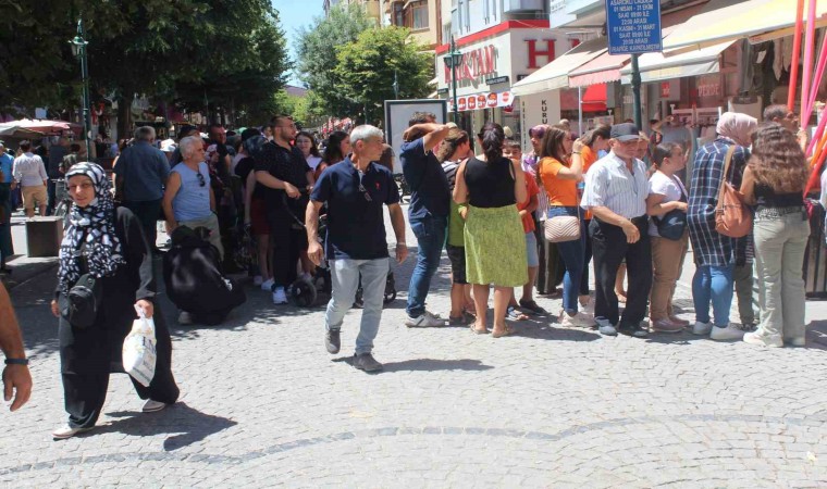 Hediye çekilişine katılmak için uzun kuyruk oluşturdular