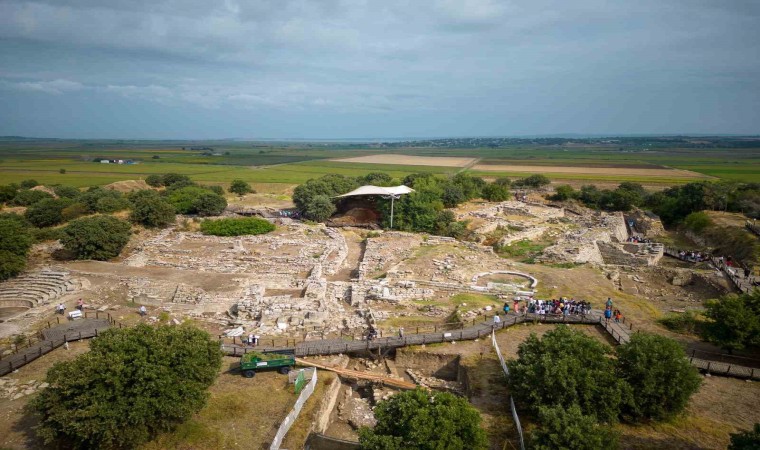 Hektor ve Helen, yerli ve yabancı turistleri Troyaya çekiyor