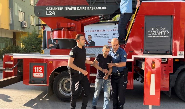 Hırsızlar bu sefer baltayı taşa vurdu: Kaçarken klimanın demirine asılı kaldılar