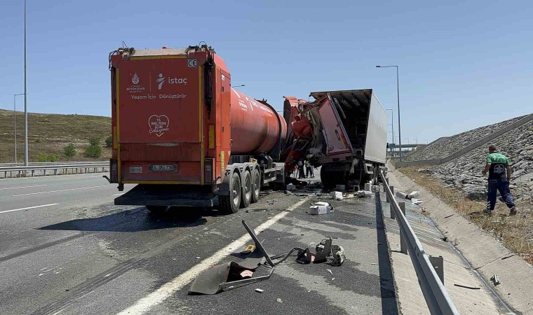 İBBye ait İSTAÇ tırı otoyolda kamyonete çarptı : 1 yaralı