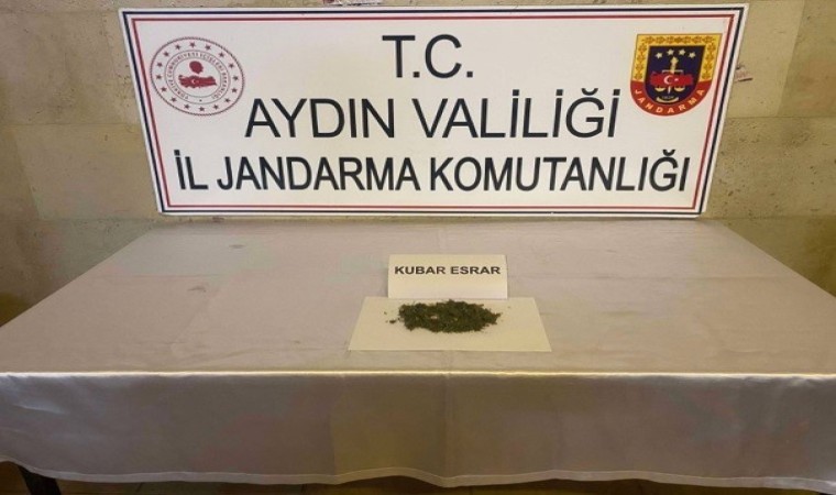 İçtikleri sigaraya esrar koydular, jandarmadan kaçamadılar