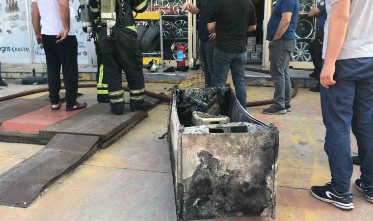 İş yerindeki klima ve buzdolabı yangın çıkardı