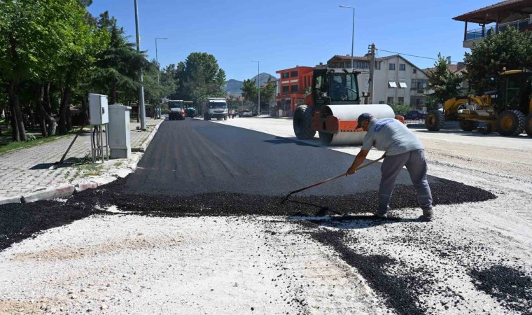 Isparta Belediyesi asfalt çalışmalarına devam ediyor