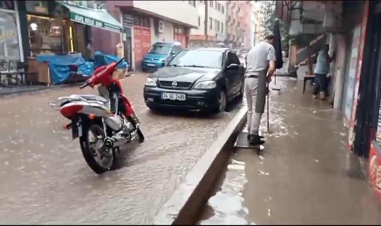 İspirde iş yerlerini su bastı, esnaf temizlemek için seferber oldu