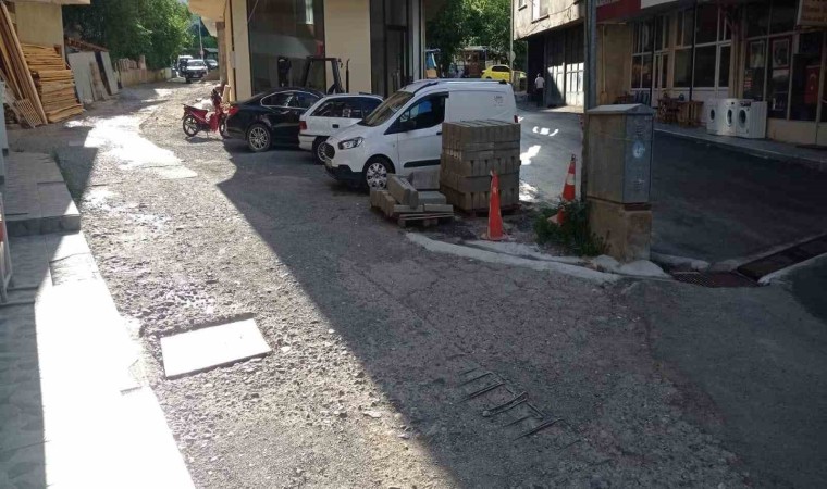 İspirde yollar köstebek yuvasına döndü