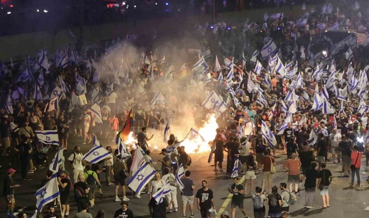 İsrailde bir sürücü aracıyla protestocuların arasına daldı: 1 yaralı