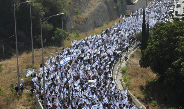 İsrailde yargı reformuna karşı yürüyüş: On binlerce kişi Kudüse yürüdü