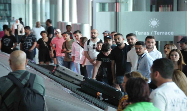 İstanbul Havalimanında bayram dönüşü yoğunluğu sürüyor