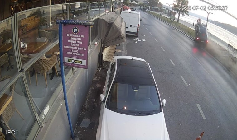 İstanbulda dehşet anları kamerada: Taklalar attığı cipten sağ çıktı, ortalık savaşa alanına döndü