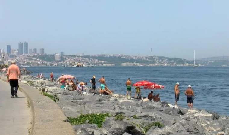 İstanbul’da sıcak havadan bunalanlar denize girerek serinledi