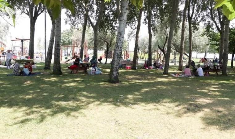 İstanbul’da sıcak havadan bunalanlar sahil ve park alanlarına koştu -2 (Avcılar)