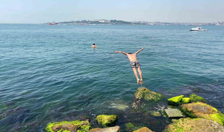 İstanbulda termometreler 34 dereceyi gördü, vatandaşlar Üsküdarda denize girdi