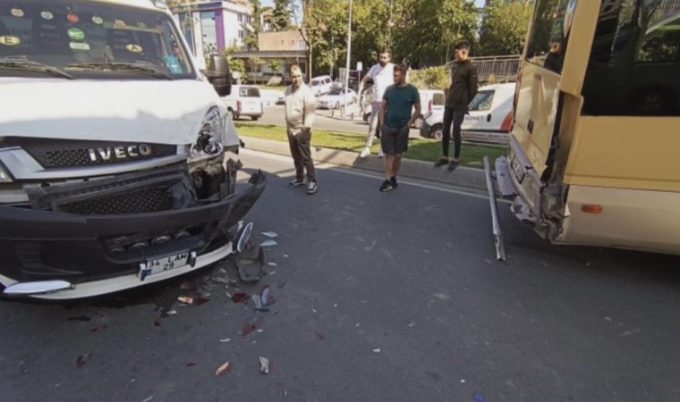 İstanbulda trafikte akılalmaz olay kameraya yansıdı: Siniri krizi geçirip minibüsün direksiyonunu kırdı