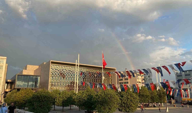 İstanbulda yağmur sonrası gökkuşağı şöleni