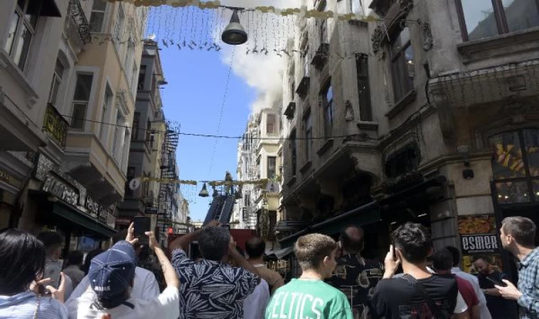 İstiklal Caddesi’nde restoranın çatısı yandı