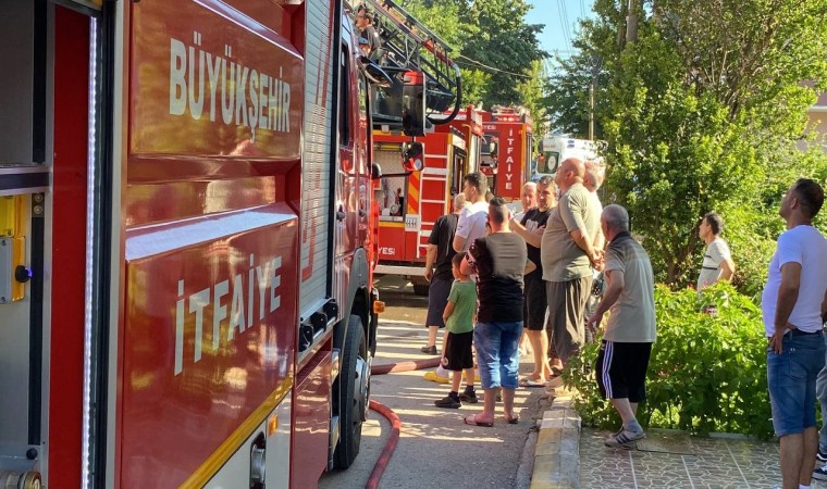 İtfaiye yangına müdahale ederken, mahalleli meraklı gözlerle izledi