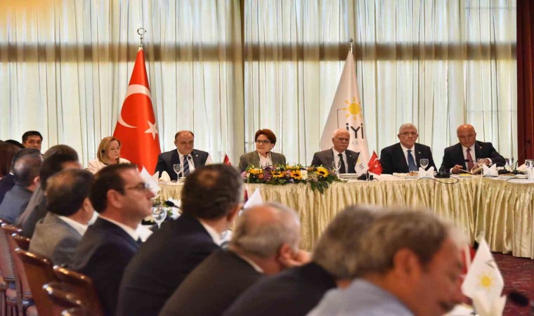 İYİ Parti Genel Başkanı Akşener, Ankarada milletvekilleriyle bir araya geldi