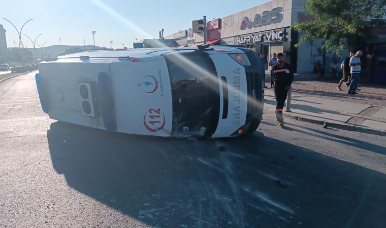 İzmirde ambulans ile kamyonet çarpıştı: 3 yaralı