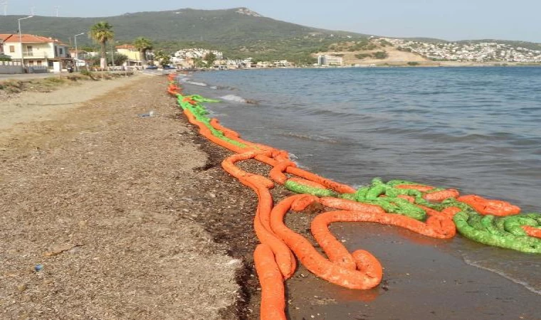 İzmir’de gemiden bırakılan atıklar sahile vurdu