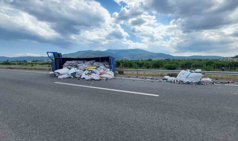 İzmirde hurda yüklü kamyonet devrildi: 2 yaralı