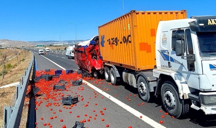 İzmirde kamyon tıra arkadan çarptı: 1 ölü