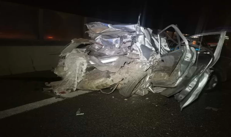 İzmir’de, kamyonet otoyolda duran otomobile çarptı: 1 ölü,  2 yaralı