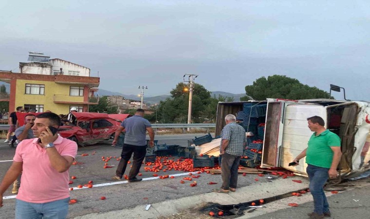 İzmirde kamyonetle çarpışan otomobilin sürücüsü hayatını kaybetti