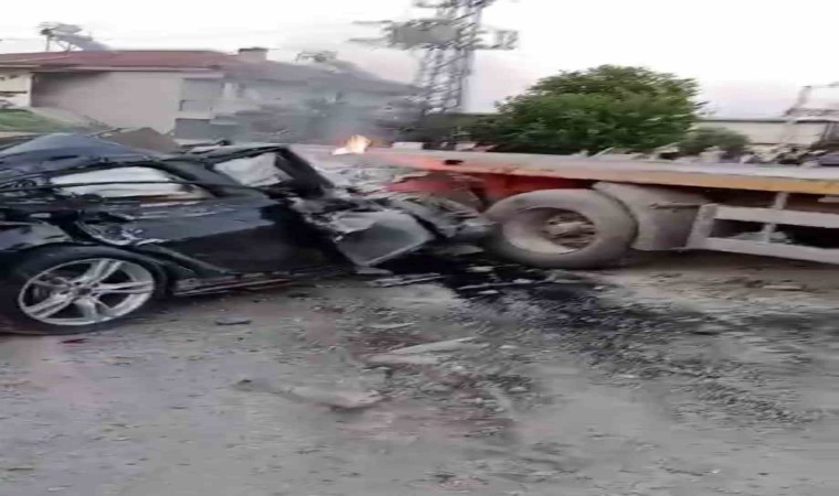 İzmirde otomobil tırın dorsesine ok gibi saplandı: 1 ölü