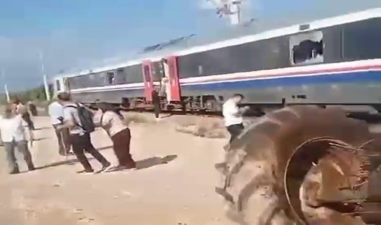 İzmirde traktör ile tren çarpıştı: 1i ağır 4 yaralı