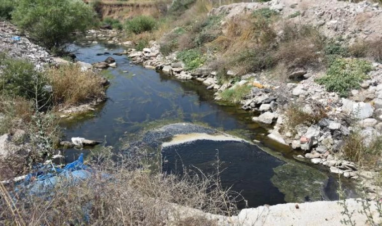 İzmir’in içme suyunu karşılayan baraj yakınına dökülen çöp ve moloza tepki