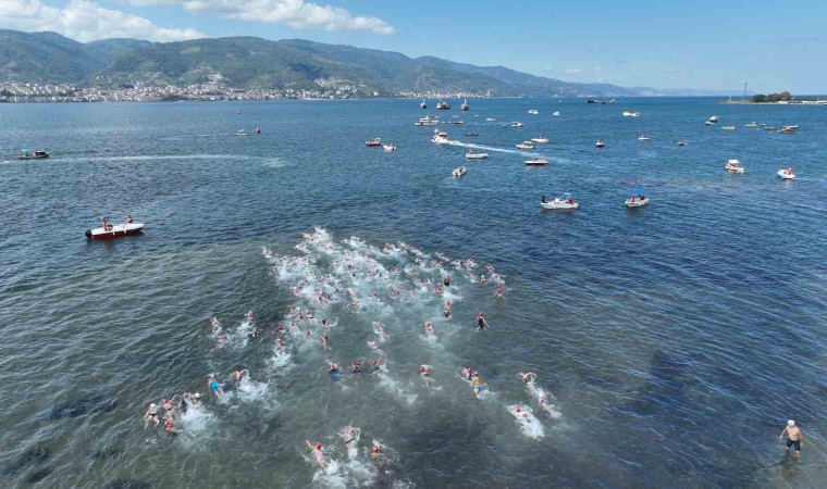 İzmit Körfezinin iki yakası bir araya geldi: 2 bin 650 metre kulaç attılar